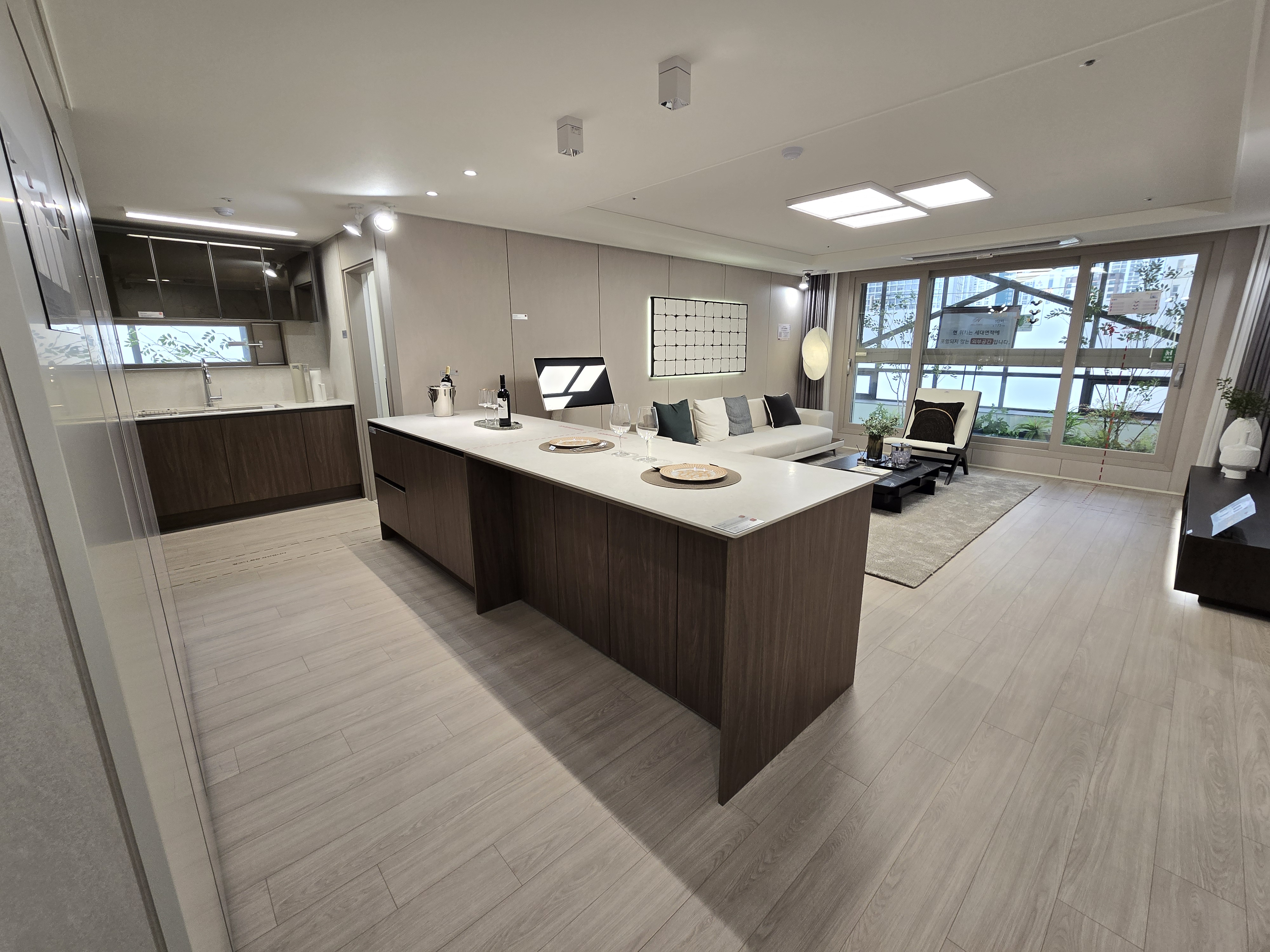 주방 및 거실 전경